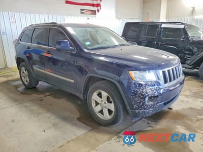 Czwarte zdjęcie samochodu z boku: 2013 JEEP GRAND CHEROKEE LAREDO VIN:1C4RJFAG0DC560737 - miniatura