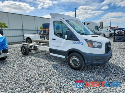 Czwarte zdjęcie samochodu z boku: 2020 FORD TRANSIT TRUCK CAB AND CHASSIS VIN:1FDBW5Z80LKB11472 - miniatura