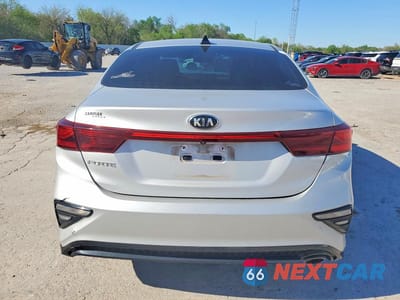 Zdjęcie 6 z 12 samochodu: 2019 KIA FORTE LXS VIN:3KPF24AD0KE111591 - miniatura