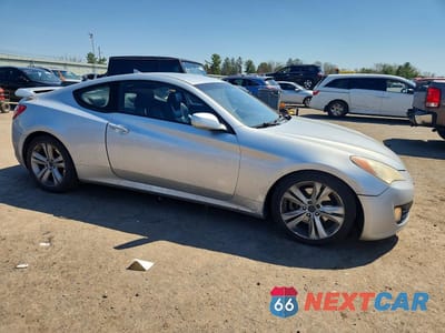 Czwarte zdjęcie samochodu z boku: 2010 HYUNDAI GENESIS COUPE 3.8L VIN:KMHHU6KH1AU011687 - miniatura