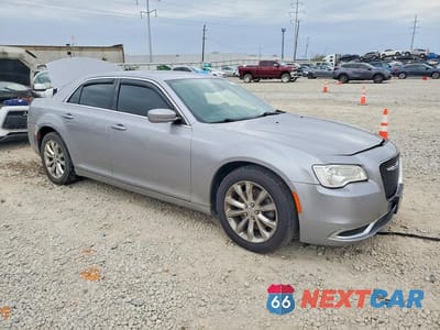 Czwarte zdjęcie samochodu z boku: 2015 CHRYSLER 300 LIMITED VIN:2C3CCARG4FH899416 - miniatura