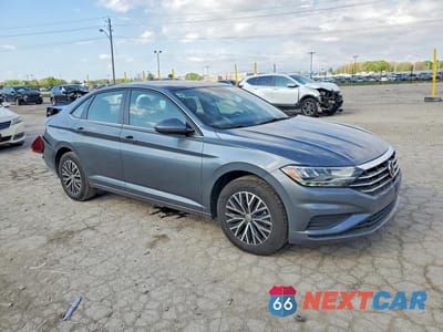 Czwarte zdjęcie samochodu z boku: 2020 VOLKSWAGEN JETTA S VIN:3VWC57BU5LM104442 - miniatura
