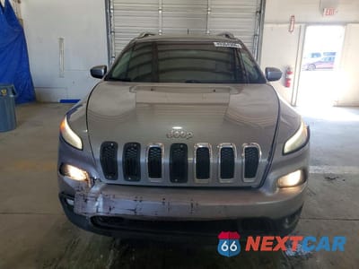 Piąte zdjęcie samochodu w środku: 2015 JEEP CHEROKEE LATITUDE VIN:1C4PJMCS0FW757275 - miniatura