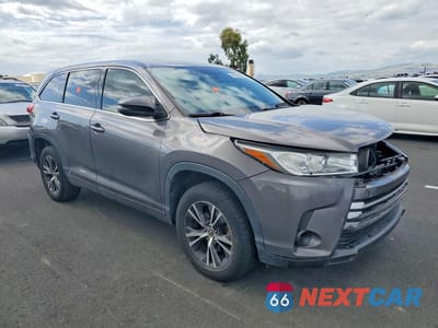 Czwarte zdjęcie samochodu z boku: 2018 TOYOTA HIGHLANDER LE VIN:5TDZARFHXJS036430 - miniatura