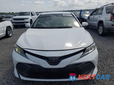 Piąte zdjęcie samochodu w środku: 2019 TOYOTA CAMRY LE VIN:4T1B11HK2KU254396 - miniatura