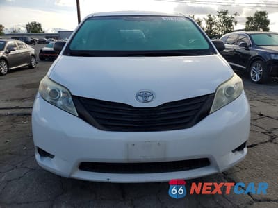 Piąte zdjęcie samochodu w środku: 2011 TOYOTA SIENNA BASE 7-PASSENGER VIN:5TDZK3DC0BS171709 - miniatura