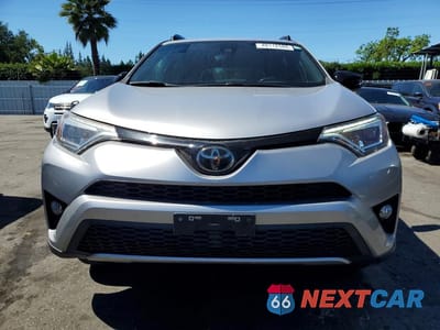 Piąte zdjęcie samochodu w środku: 2018 TOYOTA RAV4 SE VIN:JTMNFREVXJD111016 - miniatura