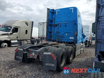 Czwarte zdjęcie samochodu z boku: 2023 FREIGHTLINER CASCADIA 126 SEMI TRUCK VIN:1FUJHHDR0PLUE6750 - miniatura