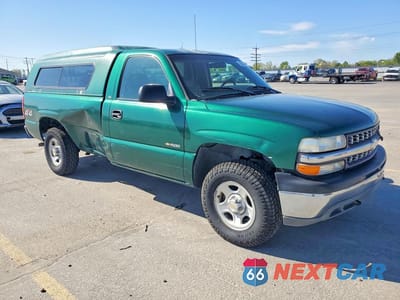 Czwarte zdjęcie samochodu z boku: 1999 CHEVROLET SILVERADO K1500 VIN:1GCEK14T3XE166715 - miniatura