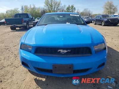 Piąte zdjęcie samochodu w środku: 2010 FORD MUSTANG VIN:1ZVBP8ANXA5126915 - miniatura