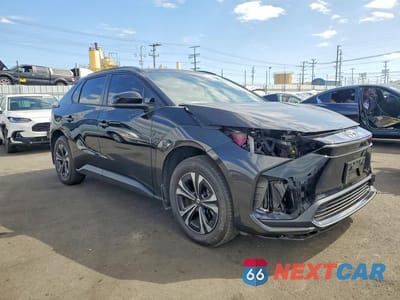 Czwarte zdjęcie samochodu z boku: 2025 TOYOTA BZ4X XLE VIN:JTMAAAAA1SA056038 - miniatura