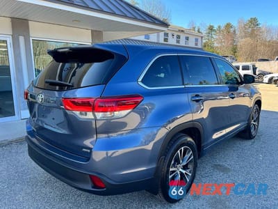 Czwarte zdjęcie samochodu z boku: 2018 TOYOTA HIGHLANDER LE VIN:5TDBZRFH0JS865615 - miniatura