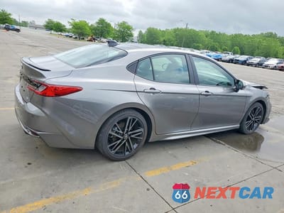 Trzecie zdjęcie samochodu z tyłu: 2025 TOYOTA CAMRY XSE VIN:4T1DAACK1SU560182 - miniatura