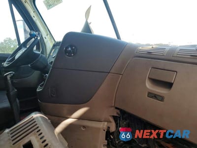Piąte zdjęcie samochodu w środku: 2014 FREIGHTLINER CASCADIA 125 SEMI TRUCK VIN:1FUJGLDV1ELFV4303 - miniatura