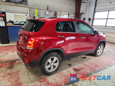 Trzecie zdjęcie samochodu z tyłu: 2020 CHEVROLET TRAX 1LT VIN:3GNCJPSB4LL250700 - miniatura