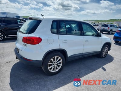 Trzecie zdjęcie samochodu z tyłu: 2017 VOLKSWAGEN TIGUAN S VIN:WVGBV7AX1HK054661 - miniatura