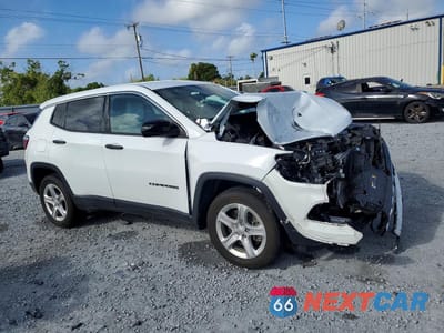 Czwarte zdjęcie samochodu z boku: 2023 JEEP COMPASS SPORT VIN:3C4NJDAN8PT507634 - miniatura