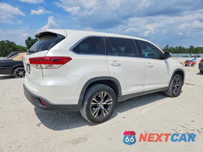 Trzecie zdjęcie samochodu z tyłu: 2019 TOYOTA HIGHLANDER LE VIN:5TDZZRFH0KS359167 - miniatura