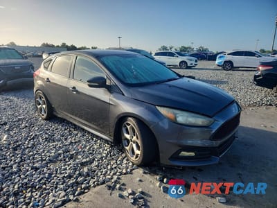 Czwarte zdjęcie samochodu z boku: 2016 FORD FOCUS ST VIN:1FADP3L94GL318291 - miniatura