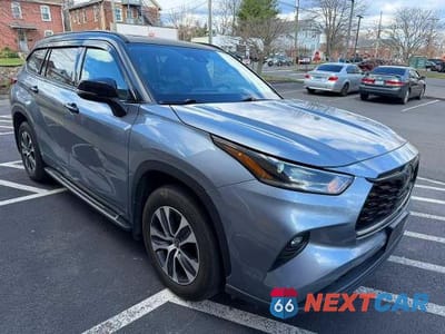 Czwarte zdjęcie samochodu z boku: 2021 TOYOTA HIGHLANDER XLE VIN:5TDGZRBH5MS105485 - miniatura