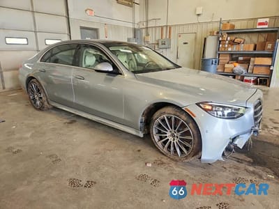 Czwarte zdjęcie samochodu z boku: 2025 MERCEDES-BENZ S 580 4MATIC VIN:W1K6G7GB4SA323511 - miniatura