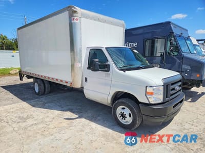 Czwarte zdjęcie samochodu z boku: 2022 FORD E450 BOX TRUCK VIN:1FDXE4FN5NDC09840 - miniatura
