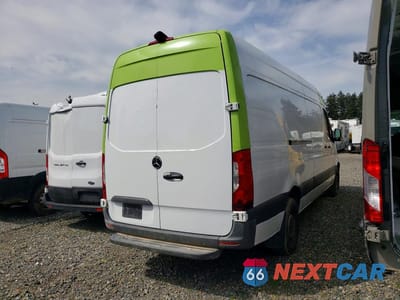Trzecie zdjęcie samochodu z tyłu: 2019 MERCEDES BENZ SPRINTER 2500/3500 DELIVERY VAN VIN:WD3PF1CD6KP060886 - miniatura