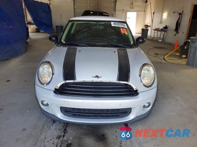 Piąte zdjęcie samochodu w środku: 2011 MINI COOPER VIN:WMWSU3C54BT181723 - miniatura