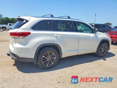 Trzecie zdjęcie samochodu z tyłu: 2018 TOYOTA HIGHLANDER XLE VIN:5TDJZRFH4JS528974 - miniatura