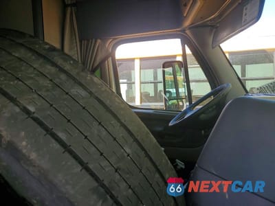 Piąte zdjęcie samochodu w środku: 2012 FREIGHTLINER CASCADIA 1 - SEMI TRUCK VIN:1FUJGLDR7CSBE2517 - miniatura