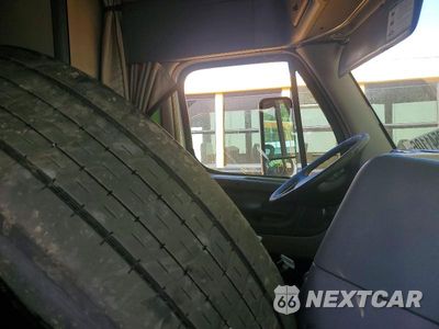 Piąte zdjęcie samochodu w środku: 2012 FREIGHTLINER CASCADIA 1 - SEMI TRUCK VIN:1FUJGLDR7CSBE2517 - miniatura