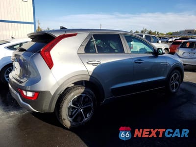Trzecie zdjęcie samochodu z tyłu: 2026 KIA NIRO LX VIN:KNDCP3LE9T5345388 - miniatura