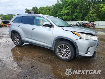 Czwarte zdjęcie samochodu z boku: 2019 TOYOTA HIGHLANDER XLE VIN:5TDJZRFH4KS587718 - miniatura
