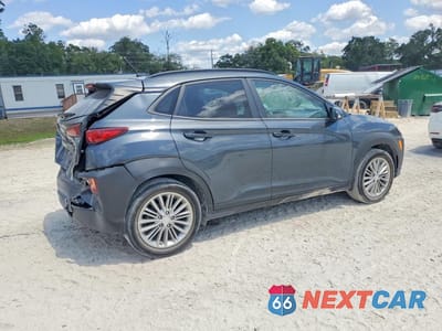 Trzecie zdjęcie samochodu z tyłu: 2020 HYUNDAI KONA SEL VIN:KM8K22AA4LU476217 - miniatura