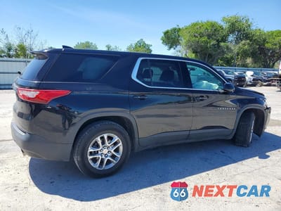 Trzecie zdjęcie samochodu z tyłu: 2018 CHEVROLET TRAVERSE LS VIN:1GNERFKW8JJ249004 - miniatura