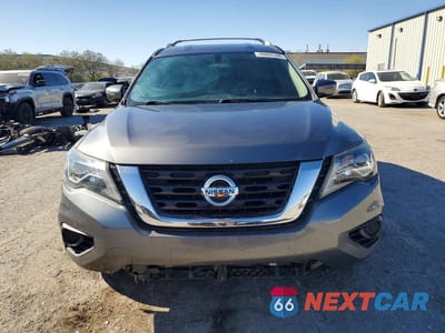 Piąte zdjęcie samochodu w środku: 2018 NISSAN PATHFINDER S VIN:5N1DR2MM2JC662450 - miniatura