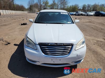 Piąte zdjęcie samochodu w środku: 2014 CHRYSLER 200 LX VIN:1C3CCBAB6EN212271 - miniatura