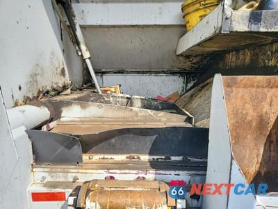 Zdjęcie 11 z 13 samochodu: 2003 FREIGHTLINER FL70 REFUSE TRUCK VIN:1FVABTBV73HK61905 - miniatura
