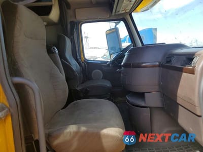 Piąte zdjęcie samochodu w środku: 2016 VOLVO VN VNL VIN:4V4NC9EH3GN974511 - miniatura