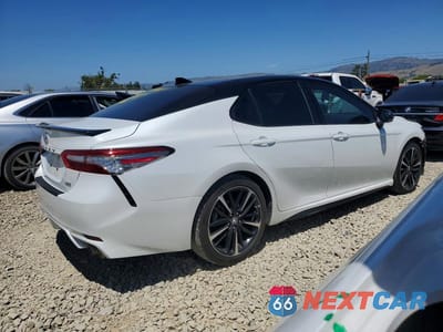 Trzecie zdjęcie samochodu z tyłu: 2018 TOYOTA CAMRY XSE VIN:4T1B61HK8JU106253 - miniatura