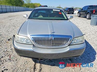 Piąte zdjęcie samochodu w środku: 2003 LINCOLN TOWN CAR SIGNATURE VIN:1LNHM82W53Y613398 - miniatura