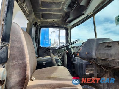 Piąte zdjęcie samochodu w środku: 1984 MACK 600 RS600 VIN:1M2T152CXEM001876 - miniatura
