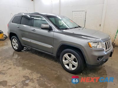 Czwarte zdjęcie samochodu z boku: 2011 JEEP GRAND CHEROKEE LAREDO VIN:1J4RR4GG8BC738437 - miniatura
