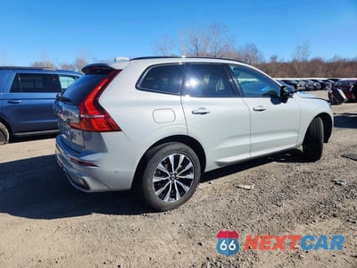 Trzecie zdjęcie samochodu z tyłu: 2024 VOLVO XC60 PLUS VIN:YV4L12RLXR1710787 - miniatura