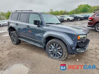 Czwarte zdjęcie samochodu z boku: 2025 TOYOTA LAND CRUISER BASE VIN:JTEABFAJ8S5011905 - miniatura