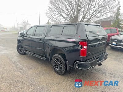 Trzecie zdjęcie samochodu z tyłu: 2021 CHEVROLET SILVERADO K1500 TRAIL BOSS CUSTOM VIN:1GCPYCEF6MZ393641 - miniatura