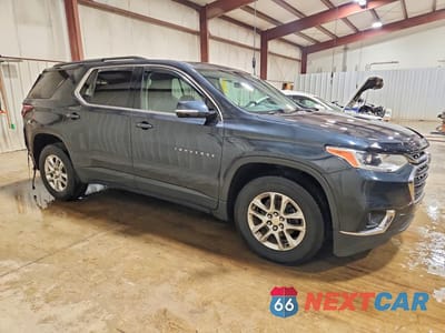 Czwarte zdjęcie samochodu z boku: 2020 CHEVROLET TRAVERSE LT VIN:1GNEVGKW1LJ176899 - miniatura