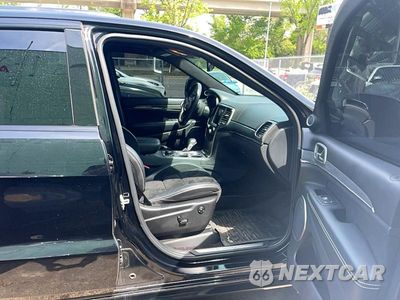 Piąte zdjęcie samochodu w środku: 2017 JEEP GRAND CHEROKEE SRT-8 VIN:1C4RJFDJ5HC658353 - miniatura