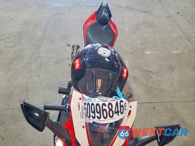 Piąte zdjęcie samochodu w środku: 2013 APRILIA RSV4 R-FACTORY VIN:ZD4RKU021DS000047 - miniatura