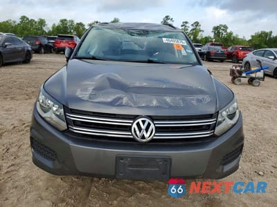 Piąte zdjęcie samochodu w środku: 2016 VOLKSWAGEN TIGUAN S VIN:WVGAV7AX5GW565468 - miniatura